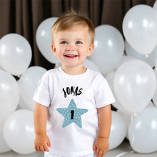 Load image into Gallery viewer, Baby T-Shirt Geburtstag - Personalisiertes Kleinkind-Shirt, 100% Bio-Baumwolle, Jahreszahl &amp; Name
