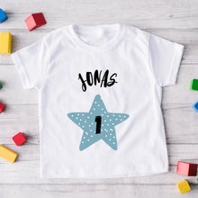 Load image into Gallery viewer, Baby T-Shirt Geburtstag - Personalisiertes Kleinkind-Shirt, 100% Bio-Baumwolle, Jahreszahl &amp; Name
