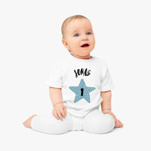 Load image into Gallery viewer, Baby T-Shirt Geburtstag - Personalisiertes Kleinkind-Shirt, 100% Bio-Baumwolle, Jahreszahl &amp; Name
