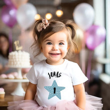 Load image into Gallery viewer, Baby T-Shirt Geburtstag - Personalisiertes Kleinkind-Shirt, 100% Bio-Baumwolle, Jahreszahl &amp; Name
