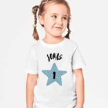 Load image into Gallery viewer, Baby T-Shirt Geburtstag - Personalisiertes Kleinkind-Shirt, 100% Bio-Baumwolle, Jahreszahl &amp; Name
