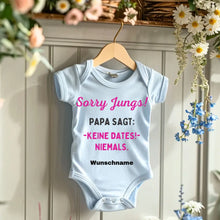 Load image into Gallery viewer, Sorry Jungs, Papa sagt keine Dates - Personalisierter Baby-Onesie/ Strampler, 100% Bio-Baumwolle für Mädchen
