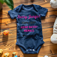 Load image into Gallery viewer, Sorry Jungs, Papa sagt keine Dates - Personalisierter Baby-Onesie/ Strampler, 100% Bio-Baumwolle für Mädchen
