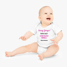 Load image into Gallery viewer, Sorry Jungs, Papa sagt keine Dates - Personalisierter Baby-Onesie/ Strampler, 100% Bio-Baumwolle für Mädchen
