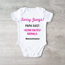 Load image into Gallery viewer, Sorry Jungs, Papa sagt keine Dates - Personalisierter Baby-Onesie/ Strampler, 100% Bio-Baumwolle für Mädchen
