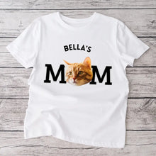 Load image into Gallery viewer, Haustier Mama - Personalisiertes T-Shirt mit Foto von deinem Fellfreund (Eigenes Bild hochladen)
