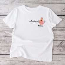 Load image into Gallery viewer, Personalisiertes Foto T-Shirt &quot;Meine Herzfrequenz&quot; mit Foto deines Lieblingsmenschen (Partner, Freundinnen,Familie)
