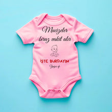 Load image into Gallery viewer, &quot;Mucizeler biraz vakit alır İŞTE BURDAYIM - Personalisierter Baby-Onesie/ Strampler türkisch, 100% Bio-Baumwolle Baby Body
