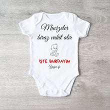 Load image into Gallery viewer, &quot;Mucizeler biraz vakit alır İŞTE BURDAYIM - Personalisierter Baby-Onesie/ Strampler türkisch, 100% Bio-Baumwolle Baby Body
