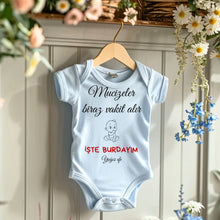 Load image into Gallery viewer, &quot;Mucizeler biraz vakit alır İŞTE BURDAYIM - Personalisierter Baby-Onesie/ Strampler türkisch, 100% Bio-Baumwolle Baby Body
