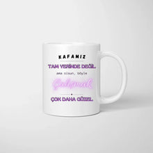 Load image into Gallery viewer, Kafamız TAM YERİNDE DEĞİL ama olsun, böyle Çalışmak ÇOK DAHA GÜZEL - Kolleginnen Tasse personalisiert
