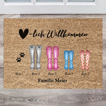 Load image into Gallery viewer, Herzlich Willkommen Gummistiefel - Personalisierte Fußmatte  für innen &amp; aussen (2-8 Personen, Kinder, Babys &amp; Haustiere)
