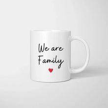 Load image into Gallery viewer, Personalisierte Tasse für die ganze Familie &quot;We are Family&quot; (1-4 Kinder + Haustiere)
