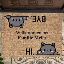 Load image into Gallery viewer, Personalisierte Fußmatte, Willkommen bei unserer Familie, Süße Katzen sagen Hallo und Tschüss
