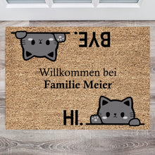 Load image into Gallery viewer, Personalisierte Fußmatte, Willkommen bei unserer Familie, Süße Katzen sagen Hallo und Tschüss
