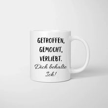 Load image into Gallery viewer, Getroffen, gemocht, verliebt - Dich behalte ich! - Personalisierte Tasse für Paare
