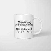 Load image into Gallery viewer, Personalisierte Familien Tasse &quot;Vergiss Weihnachten, Wir lieben dich JEDEN TAG&quot; (Eltern, 1-4 Kinder)
