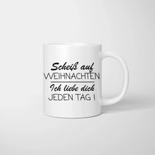 Load image into Gallery viewer, Scheiss auf Weihnachten, ich liebe dich mehr - Personalisierte Tasse für Paare
