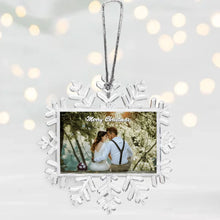 Load image into Gallery viewer, Personalisierte Pärchen Christbaum-Schneeflocke - Eigenes Foto, Geschenk Partner Weihnachten
