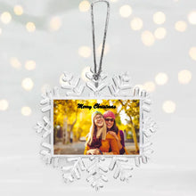 Load image into Gallery viewer, Personalisierte Freundinnen Christbaum-Schneeflocke - Eigenes Foto, Geschenk Freunde Weihnachten
