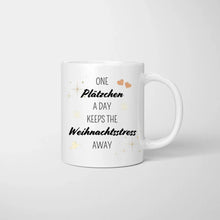 Load image into Gallery viewer, One Plätzchen a day keeps the Weihnachtsstress away - Personalisierte Tasse Freundinnen &amp; Kolleginnen (2-4 Personen)
