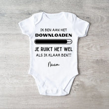 Load image into Gallery viewer, IK BEN AAN HET Downloaden - Gepersonaliseerde baby onesie/ romper voor Kerstmis, 100% biologisch katoen copy
