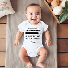 Load image into Gallery viewer, IK BEN AAN HET Downloaden - Gepersonaliseerde baby onesie/ romper voor Kerstmis, 100% biologisch katoen copy
