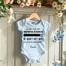 Load image into Gallery viewer, IK BEN AAN HET Downloaden - Gepersonaliseerde baby onesie/ romper voor Kerstmis, 100% biologisch katoen copy
