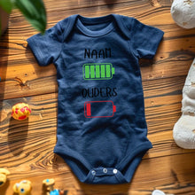 Load image into Gallery viewer, Ik: veel energie, ouders: weinig energie - Gepersonaliseerde baby onesie/ romper voor Kerstmis, 100% biologisch katoen
