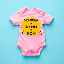 Load image into Gallery viewer, 50% Maman + 50% Papa = Moi - Onesie/dorsal bébé personnalisé pour Noël, 100% coton bio
