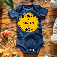 Load image into Gallery viewer, 50% Maman + 50% Papa = Moi - Onesie/dorsal bébé personnalisé pour Noël, 100% coton bio
